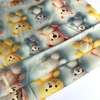 Adorable Tela de Microfibra con Estampado Digital de Osito de Peluche con Cruz Azul, Suave, de Peso Medio, Antiestática, Linda Tela con Dibujos Animados para