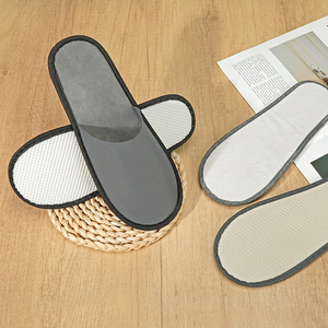Pantoufles d'hôtel jetables non tissées personnalisées, pas chères, avec bandes colorées sur le bord et semelles antidérapantes, respirantes pour le voyage - Product Image 2