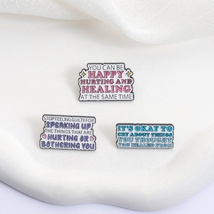 Broche de Estilo Cálido <span class=keywords><strong>y</strong></span> Reconfortante con <span class=keywords><strong>Palabras</strong></span> Inspiradoras, Insignia Pintada en Inglés Europeo-Americano, Accesorio de Ropa Versátil - Product Image 4
