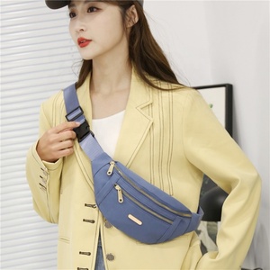 Sac banane blanc imperméable et élégant pour femme, idéal pour le sport et la course à pied, personnalisable avec logo - Product Image 4