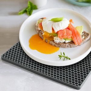 Tapis <span class=keywords><strong>de</strong></span> dessous <span class=keywords><strong>de</strong></span> plat <span class=keywords><strong>de</strong></span> four en silicone <span class=keywords><strong>de</strong></span> qualité alimentaire sans BPA maniques chaudes antidérapantes polyvalentes avec conception en nid d'abeille - Product Image 3