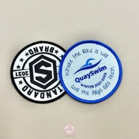 Mininium Commande Quantité colorée belle forme conception spéciale étiquette tissée personnalisée patchs fer sur badges pour chapeaux