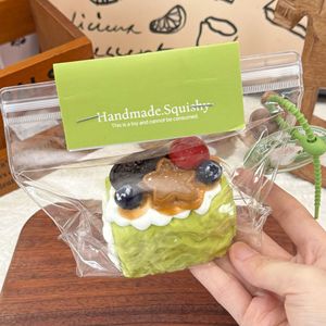 Juguete Antiestrés de Silicona de Grado Alimenticio con Forma de Sándwich Cuadrado de Queso Crema y Té Verde Matcha, Juguete Sensorial para Aliviar el Estrés - Product Image 5
