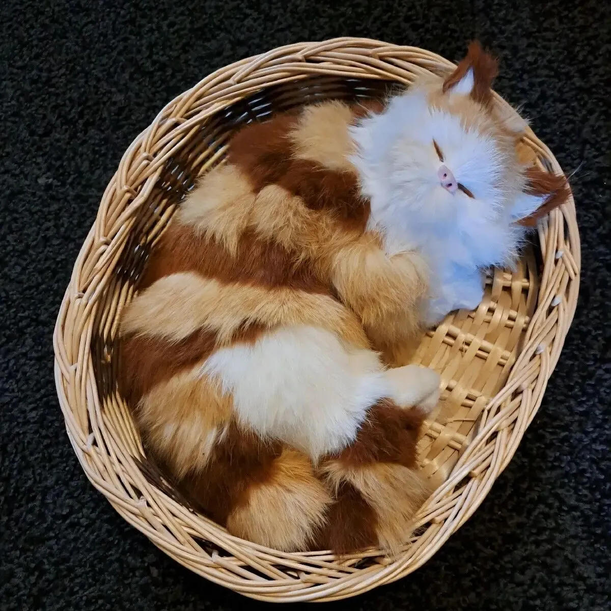 Pelzige realistische Katze Kätzchen in Weidenkorb Plüschtiere
