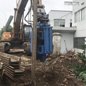 อุปกรณ์ติดตั้งด้านหน้าของรถขุดคือค้อนตอกเสาเข็ม ใช้สำหรับการก่อสร้างฐานรากของฝั่งแม่น้ำ - Product Image 3