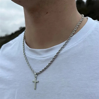 Chaîne torsadée imperméable et sans ternissement Bijoux chrétiens Collier pendentif croix en acier inoxydable plaqué or PVD 18 carats pour hommes et femmes