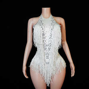 ชุดบอดี้สูทผ้าสแปนเด็กซ์ตาข่ายประดับมุกสีขาวและคริสตัลแบบ Gatsby พร้อมชายครุย เหมาะสำหรับ Drag Queen การแสดงบนเวที งานกาล่า งานแต่งงาน และงานปาร์ตี้ - Product Image 1