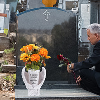Porte-fleurs de cimetière avec ailes d'ange, vase commémoratif en résine blanche avec piquet de sol, décoration de tombe en souvenir