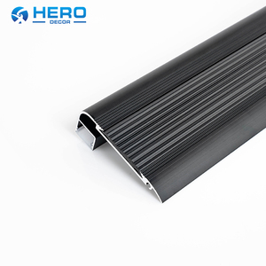 Perfil de Escalón Moderno Hero Metal Antideslizante con Iluminación LED y Construcción de Aluminio para Aplicaciones en Teatros - Product Image 5