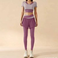 Ensemble de yoga effet seconde peau 2 pièces pour femme, couleur unie, haut court à manches courtes et leggings 2-en-1 avec logo frontal, pour la gym et le fitness