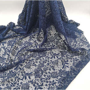 LACE DOG Tissu de dentelle en polyester bleu marine avec motif floral pour robes - Product Image 1