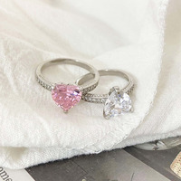 Bague de fiançailles solitaire pour femme en laiton rhodié et plaqué or 14 carats avec diamant CZ serti griffe – Style tendance pour anniversaire de mariage