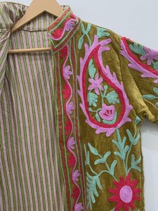 Manteau Bohème en Velours Brodé Main Style Suzani Floral, Veste Chaude Ouzbek, Vêtement d'Extérieur pour Festival Folklorique, Cadeau pour Elle, Inde - Product Image 3