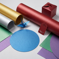 Papier nacré brillant 120-350 g/m², surface lisse, carton scintillant, format personnalisé pour sacs en papier et emballages.