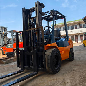 Chariot élévateur Toyota d'occasion en bon état, 2020-2023, 3,5 tonnes, hauteur de levage 4,5 tonnes, moteur d'origine, peinture d'origine, 4300 kg, 0-2000 heures - Product Image 3