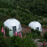 Tente dôme géodésique en PVC adaptable aux terrains en pente, hôtel de glamping panoramique pour les zones panoramiques en pente, les vues sur les montagnes et les vacances