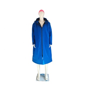 Xách Tay Khô Đầy Đủ Tùy Chỉnh Thương Hiệu Áo Khoác Ngoài Trời Thay Đổi Poncho Khăn Lướt Không Thấm Nước Áo Choàng Áo Với Dây Đeo - Product Image 4