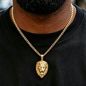 Collier Pendentif Homme en Acier Inoxydable 316L Plaqué Or 18K avec Breloque Tête de Lion Gravable Personnalisée et Chaîne Cubaine Épaisse et Audacieuse - Product Image 3