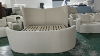 Cadre de lit rembourré en velours avec tête de lit incurvée, lit plateforme moderne avec banc en bois, mobilier de chambre à coucher de luxe
