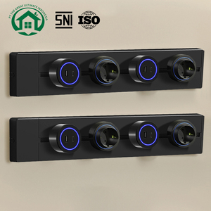 Enchufe universal de 5 pines con panel de latón y hierro en color dorado, con 2 tomas duraderas, ideal para uso residencial y general. - Product Image 1
