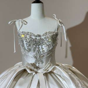 XS303 Vestido de Novia Moderno con Encaje Largo, Flores, Apliques de Cristal, Bordado, Cola de Capilla, 100% Poliéster - Product Image 5