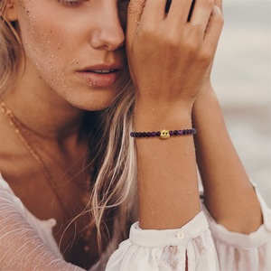 Pulsera de Piedras Naturales Curativas para Mujer, Brazalete Elástico con Cuentas de Amatista y Lapislázuli con Dije de Gato Dorado, Joyería de la Suerte - Product Image 2