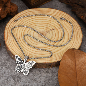 Collar de Mariposa Moderno de Acero de Titanio con Cadena de Eslabones y Versículo Bíblico 'Cálmate y sab que yo soy Dios' - Regalo - Product Image 4