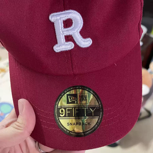 Etiquetas Adhesivas de Holograma Troqueladas a Medida con Lámina Metálica Holográfica, Logotipo Personalizado Impreso a Prueba de Agua para Gorras, Viseras y Snapbacks - Product Image 3