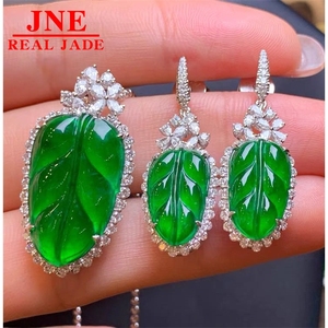 จี้มรกตธรรมชาติชนิดพิเศษจากพม่า สีเขียวสดใสเหมือนน้ำแข็ง รูปทรงใบไม้สีเขียวสดใส ประดับหยกพระพุทธรูป ฝังทองคำ 18K - Product Image 3