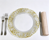 Assiette de présentation en plastique transparente de 13 pouces avec bordure dorée en relief pour la décoration de table de mariage ou de fête