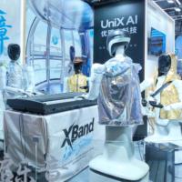 Robot AI Humanoid Ukuran Penuh Interaktif Unix AI Wanda 2.0 dengan Lengan Robotik