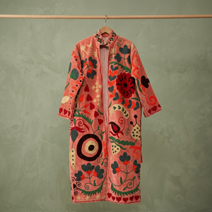 Manteau long en velours rose fait main sur mesure, avec broderie appliquée florale multicolore et abstraite, style Suzani, vente en gros - Product Image 2