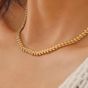 Collier ras du cou élégant en acier inoxydable plaqué or pour femme, chaîne maillons blé, accessoire de bijouterie en métal - Product Image 1