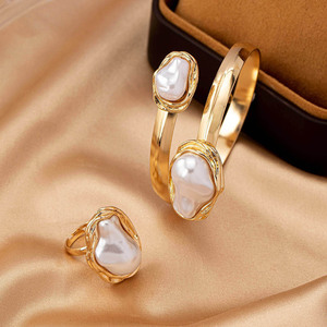 Ensemble de <span class=keywords><strong>bijoux</strong></span> de <span class=keywords><strong>luxe</strong></span> plaqué or pour femmes, comprenant un bracelet ouvert et une bague à chaîne serpent avec perles baroques, vente en gros - Product Image 3