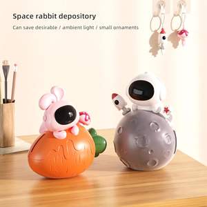 Salvadanaio e Luce Notturna 2-in-1 a Forma di Astronauta e <span class=keywords><strong>Pianeta</strong></span>, Alimentato a Batteria, Simpatico Salvadanaio per Bambini e Bambine in Plastica - Product Image 6