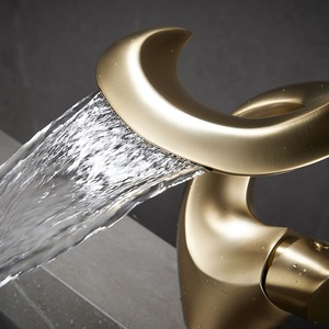 Di lusso moderno rubinetto a cascata in ottone a maniglia singola per il lavandino del bagno creativo rubinetto del bacino caldo e freddo con nucleo valvola in ceramica - Product Image 2