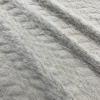 Tissu tricoté extensible en nylon beige, élasthanne, fil plumeux et fausse fourrure de lapin jacquard, idéal pour les hauts, les vêtements d'extérieur et le bricolage automne-hiver