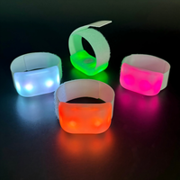 Pulsera LED Activada por Sonido - Sincronización Musical para Fiestas, 4/15 Colores LED, 4-10 Horas de Duración de la Batería, Diseño Retro Romántico Portátil para Bodas