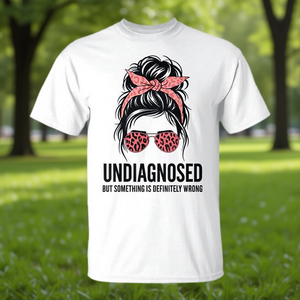 Camiseta con la frase: No diagnosticado, pero algo le sucede definitivamente mal - Product Image 3