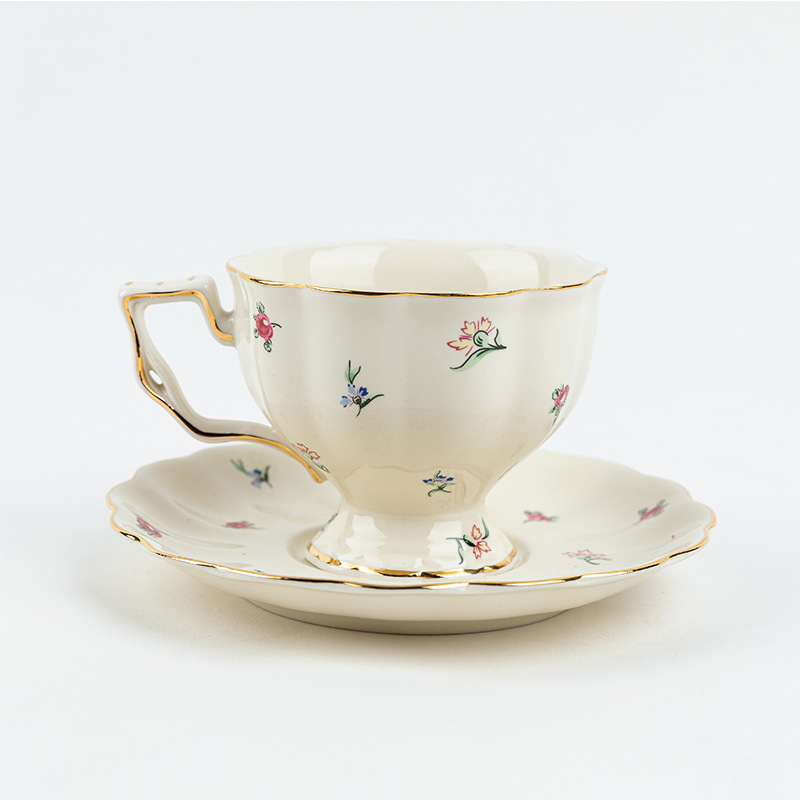 Ensemble de tasses à fleurs blanc crème