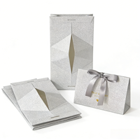 Boîte cadeau triangulaire pliable en carton recyclé avec accents en feuille d'or, écologique, personnalisable pour bijoux de luxe