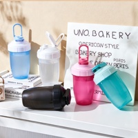 Bouteille de shaker protéiné sans BPA, qualité alimentaire, avec logo personnalisé, boule métallique intégrée, pour la salle de sport, vente en gros, bouteille d'eau de sport avec poignée