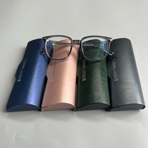 Monture de lunettes optiques en cuir gaufré artisanal avec lunettes de soleil magnétiques pliables et étui de voyage - Product Image 2