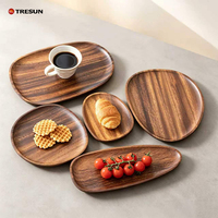 Plateau et assiette multi-usages en bois de noyer massif poli, forme irrégulière, durable et éco-responsable, pour le camping
