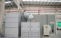 Chambre de peinture pour meubles sous pression, sans poussière, homologuée CE, avec flux d'air descendante complet et système de filtration d'air d'évacuation.