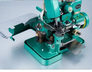 Machine à <span class=keywords><strong>coudre</strong></span> <span class=keywords><strong>surjeteuse</strong></span> domestique à vitesse moyenne avec moteur pour usage domestique, surjet et point de surjet à 3 fils - Product Image 4