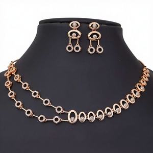 Conjunto de Collar y Aretes de Aleación Chapada en Oro Chic para Mujer, Cristales Brillantes, Aspecto Brillante para Bodas/Compromisos/Fiestas - Product Image 1