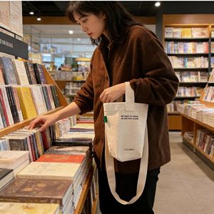 Bolsa de Mano Resistente de Lona Beige con Frase Literaria, Diseño Inspirador de C.S. <span class=keywords><strong>Lewis</strong></span>, Ecológica, de Algodón, para Amantes de los Libros, Lecturas Diarias, Estilo Casual - Product Image 2