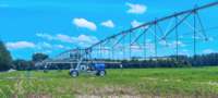 Système d'irrigation à déplacement linéaire latéral pour remplacer le pivot central pour une couverture complète des champs en agriculture de grande envergure