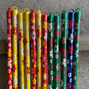 Manche de balai en bois revêtu de PVC du Vietnam, tuyau en PVC coloré, fabricant de manche de balai en plastique, design floral en plastique - Product Image 2